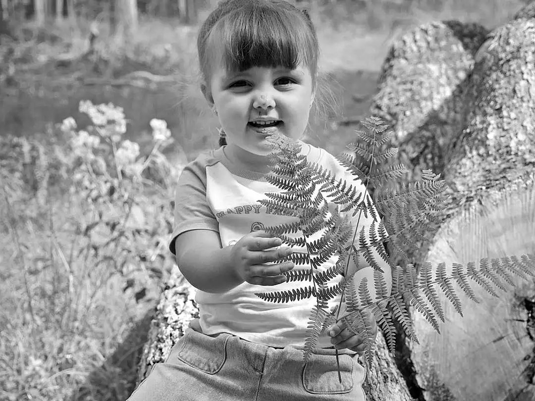Coiffure, Plante, Blanc, Nature, Leaf, Black, People In Nature, Black-and-white, Debout, Herbe, Happy, Style, Woody Plant, Arbre, Monochrome, Noir & Blanc, Bambin, Enfant, Fun, Assis, Personne
