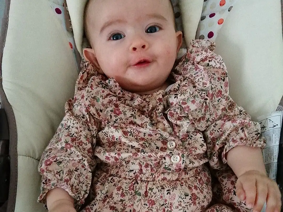 Visage, Joue, Peau, Lip, Yeux, Sourire, Facial Expression, Blanc, Baby & Toddler Clothing, Human Body, Neck, Textile, Sleeve, Iris, Baby, Rose, Happy, Collar, Headgear, Bambin, Personne