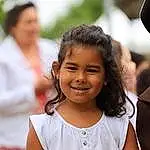 Peau, Sourire, Chin, Shoulder, Facial Expression, Happy, Necklace, Recreation, Leisure, Enfant, Event, Fun, Jewellery, T-shirt, Tradition, Street, Vacation, Laugh, Ceremony, Crowd, Personne, Joy, Blurred