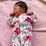 Nez, Visage, Hair, Peau, Lip, Human Body, Textile, Neck, Sleeve, Comfort, Baby & Toddler Clothing, Gesture, Happy, Rose, Finger, Bambin, Thigh, Baby, Pattern, Linens, Personne