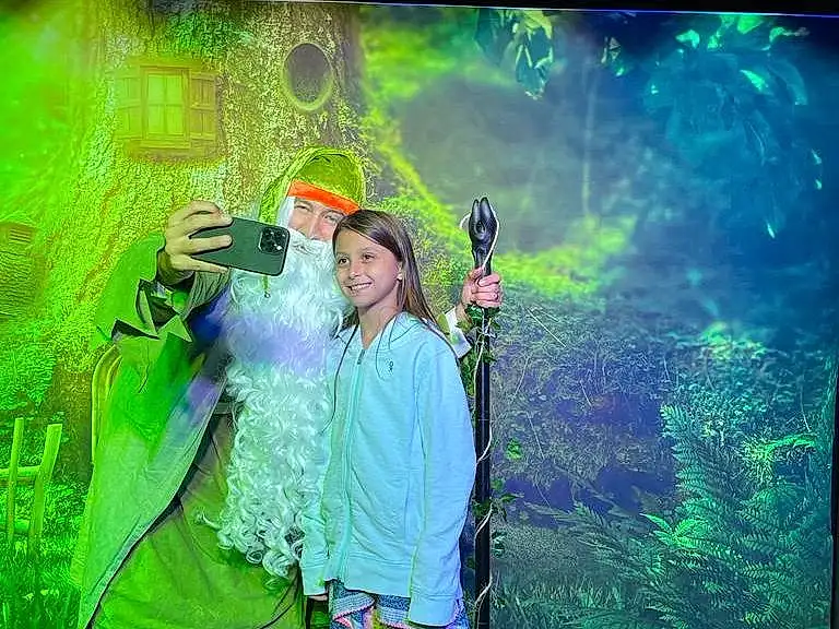 Green, Flash Photography, People In Nature, Lighting, Plante, Entertainment, Happy, Leisure, Event, Performing Arts, Arbre, Fun, Display Device, Herbe, Stage, Performance Art, Performance, Flat Panel Display, Illustration, Personne, Joy, Headwear