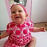 Joue, Peau, Yeux, Sourire, Facial Expression, Mouth, Baby & Toddler Clothing, Neck, Sleeve, Happy, Baby, Gesture, Rose, Comfort, Bambin, Fun, Magenta, Thigh, Thumb, Pattern, Personne