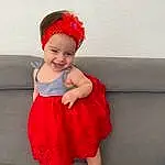 Clothing, Peau, Head, Coiffure, Facial Expression, Sourire, Baby & Toddler Clothing, Dress, Sleeve, Textile, Debout, Purple, Rose, Bambin, Baby, Happy, Headgear, Day Dress, Magenta, Couch, Personne, Joy, Headwear