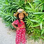 Sourire, Plante, Chapi Chapo, People In Nature, Botany, Herbe, Terrestrial Plant, Baby & Toddler Clothing, Agriculture, Headgear, Bambin, Groundcover, Sun Hat, Happy, Shrub, Plantation, Field, Flowering Plant, Fashion Accessory, Personne, Joy, Headwear