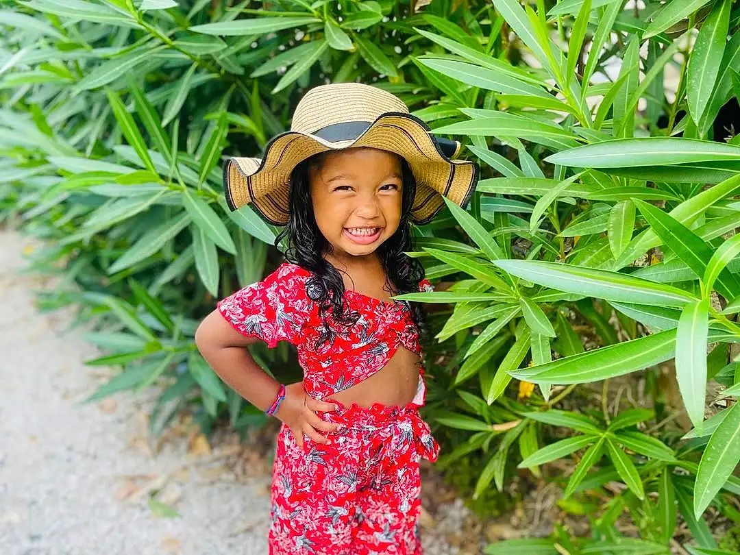 Sourire, Plante, Chapi Chapo, People In Nature, Botany, Herbe, Terrestrial Plant, Baby & Toddler Clothing, Agriculture, Headgear, Bambin, Groundcover, Sun Hat, Happy, Shrub, Plantation, Field, Flowering Plant, Fashion Accessory, Personne, Joy, Headwear