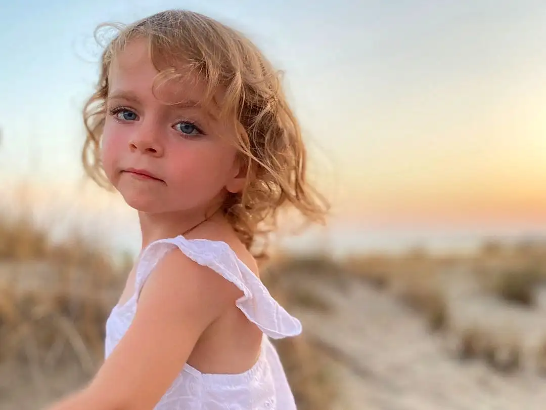 Ciel, People In Nature, Flash Photography, Sleeve, Happy, Body Of Water, Bambin, Blond, Bois, Brown Hair, Fun, Landscape, Herbe, Sand, Enfant, Surfer Hair, T-shirt, Ocean, Portrait Photography, Coast, Personne