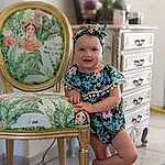 Picture Frame, Sourire, Textile, Plante, Baby & Toddler Clothing, Happy, Art, Thigh, Bambin, Human Leg, Sandal, Event, Table, Assis, Chair, Enfant, Pattern, Foot, Barefoot, Personne, Joy, Headwear
