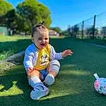 Ciel, Plante, People In Nature, Nature, Leaf, Sourire, Happy, Baby & Toddler Clothing, Herbe, Sunlight, Arbre, Bambin, Leisure, Baby, Public Space, Recreation, Morning, Fun, Summer, Enfant, Personne