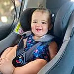 Sourire, Peau, Automotive Design, Comfort, Bambin, Baby, Happy, Fun, Auto Part, Car Seat, Enfant, Leisure, Vrouumm, Family Car, Thigh, Vehicle Door, Electric Blue, Baby In Car Seat, Luxury Vehicle, Head Restraint, Personne