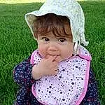 Peau, Lip, Photograph, Green, Cap, Sleeve, People In Nature, Sourire, Baby & Toddler Clothing, Herbe, Rose, Happy, Summer, Bambin, Baby, Pattern, Chapi Chapo, Grassland, Fun, Enfant, Personne
