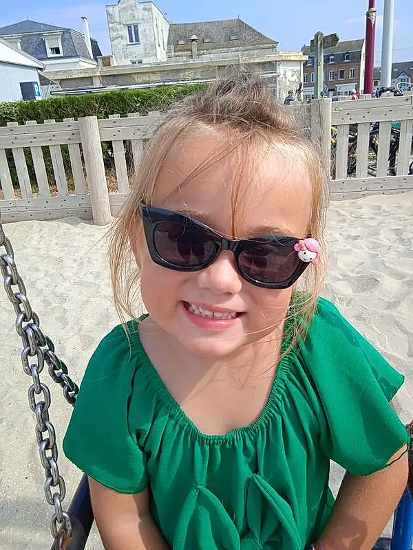Lunettes, Hair, Sourire, Vision Care, Goggles, Sunglasses, Blanc, Eyewear, Ciel, Sleeve, Voyages, Cool, Happy, Fun, Leisure, Summer, Building, Selfie, Jewellery, Electric Blue, Personne, Joy