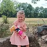 Plante, Shoe, Sourire, Ciel, People In Nature, Arbre, Dress, Happy, Herbe, Baby & Toddler Clothing, Bambin, Fun, People, Sandal, Automotive Tire, Event, Leisure, Baby, Assis, Personne, Joy