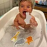 Sourire, Fluid, Bathing, Baby Bathing, Baby, Bambin, Bathtub, Plumbing Fixture, Laundry Room, Baby Products, Bathroom, Enfant, Plumbing, Circle, Bath Toy, Fun, Comfort, Happy, Room, Personne