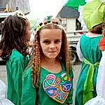 Visage, Coiffure, Sourire, Facial Expression, Green, Happy, Fun, Social Group, Community, Public Space, Enfant, Event, Holiday, Tradition, Jewellery, Recreation, Necklace, Déguisements, Personne, Joy