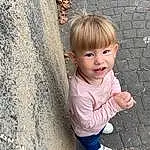 Visage, Peau, Sourire, Coiffure, Yeux, People In Nature, Road Surface, Bois, Bambin, Happy, Baby & Toddler Clothing, Herbe, Asphalt, Fun, Trunk, Assis, Concrete, Enfant, Soil, Personne