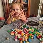 Hand, Table, Bois, Finger, Bambin, Jouets, Fun, Enfant, Indoor Games And Sports, Leisure, Event, Play, Sweetness, Games, Room, Recreation, Confectionery, Glass, Candy, Personne