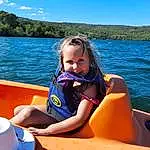 Eau, Ciel, Boat, Cloud, Boats And Boating--equipment And Supplies, Outdoor Recreation, Watercraft, Arbre, Voyages, Leisure, Recreation, Bambin, Lake, Summer, Fun, Vehicle, Personal Protective Equipment, Comfort, Lifejacket, Water Transportation, Personne, Joy