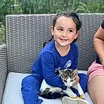 Sourire, Chat, Felidae, Carnivore, Happy, Leisure, Small To Medium-sized Cats, Arbre, Fun, Lap, Herbe, Electric Blue, Assis, Event, Recreation, Enfant, Moustaches, Bambin, T-shirt, Domestic Short-haired Cat, Personne, Joy