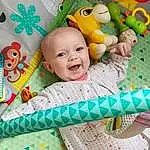 Sourire, Green, Textile, Yellow, Happy, Baby & Toddler Clothing, Baby, Bambin, Jouets, Linens, Pattern, Baby Products, Enfant, Room, Design, Baby Toys, Play, Leisure, Event, Personne