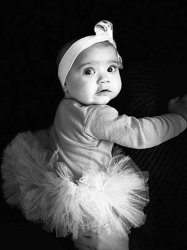 Yeux, Flash Photography, Debout, Gesture, Costume Hat, Style, Black-and-white, Cap, Headgear, Baby, Headpiece, Art, Bambin, Noir & Blanc, Baby & Toddler Clothing, Enfant, Monochrome, Poil, Happy, Fashion Accessory, Personne
