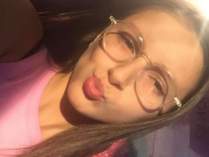 Nez, Lunettes, Lip, Vision Care, Eyebrow, Mouth, Eyelash, Jaw, Eyewear, Cool, Flash Photography, Tints And Shades, Fun, Happy, Selfie, Brown Hair, Magenta, Bangs, Chapi Chapo, Chest, Personne