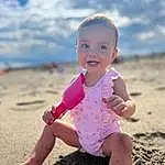 Sourire, People In Nature, Ciel, Plage, Happy, People On Beach, Baby & Toddler Clothing, Sunlight, Fun, Bambin, Summer, People, Sand, Cloud, Leisure, Voyages, Enfant, Beauty, Assis, Baby, Personne, Joy