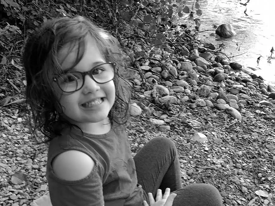 Lunettes, Eau, Sourire, Black, Flash Photography, Black-and-white, People In Nature, Vision Care, Happy, Style, Herbe, Eyewear, Adaptation, People, Monochrome, Noir & Blanc, Beauty, Bambin, Fun, Lake, Personne, Joy