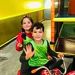 Sourire, Happy, Leisure, Fun, Recreation, Vehicle, Bambin, Vrouumm, Event, Assis, Tire, Enfant, Play, Voyages, T-shirt, Room, Vacation, Personne, Joy