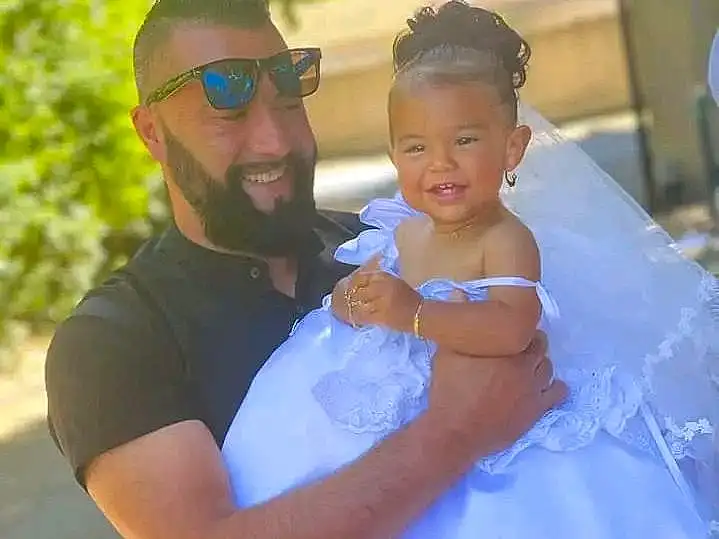 Sourire, Shoulder, Dress, Happy, Debout, Gesture, Bridal Clothing, Wedding Dress, Bridal Party Dress, Wedding Ceremony Supply, Gown, Beard, Fun, Headpiece, Sunglasses, Formal Wear, Bambin, Bridal Accessory, Electric Blue, Event, Personne, Joy