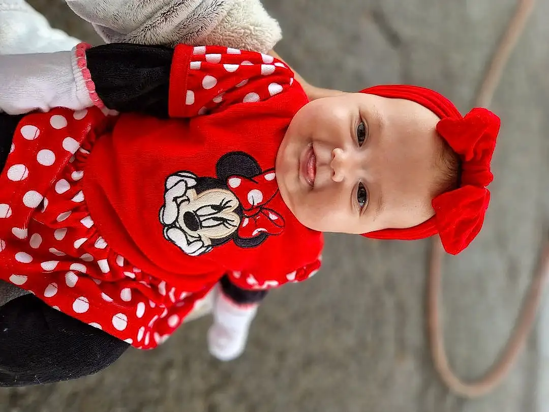 Clothing, Sleeve, Baby & Toddler Clothing, Happy, Headgear, Collar, Bambin, Baby, Chapi Chapo, Costume Hat, Pattern, Enfant, Carmine, Fashion Accessory, Event, Holiday, Portrait Photography, DÃ©guisements, Fictional Character, Fun, Personne