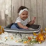 Sourire, Happy, Plante, Baby, Baby & Toddler Clothing, Bois, Comfort, Bambin, People In Nature, Fleur, Herbe, Enfant, Arbre, Assis, Leisure, Fun, Baby Products, Flower Arranging, Petal, Floral Design, Personne, Headwear