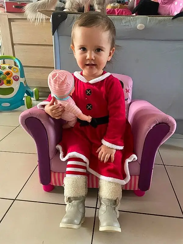 Visage, Shoe, Sourire, Jambe, Sleeve, Baby & Toddler Clothing, Rose, Happy, Sneakers, Knee, Thigh, Chair, Bambin, Sock, Fun, Enfant, Baby, Magenta, Lap, Event, Personne