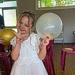 Sourire, Shoulder, Facial Expression, Dress, Happy, Debout, Rose, Finger, Balloon, Wedding Dress, Formal Wear, Event, Bridal Clothing, Gown, Fun, Bridal Accessory, Bambin, Baballe, Enfant, Personne, Joy