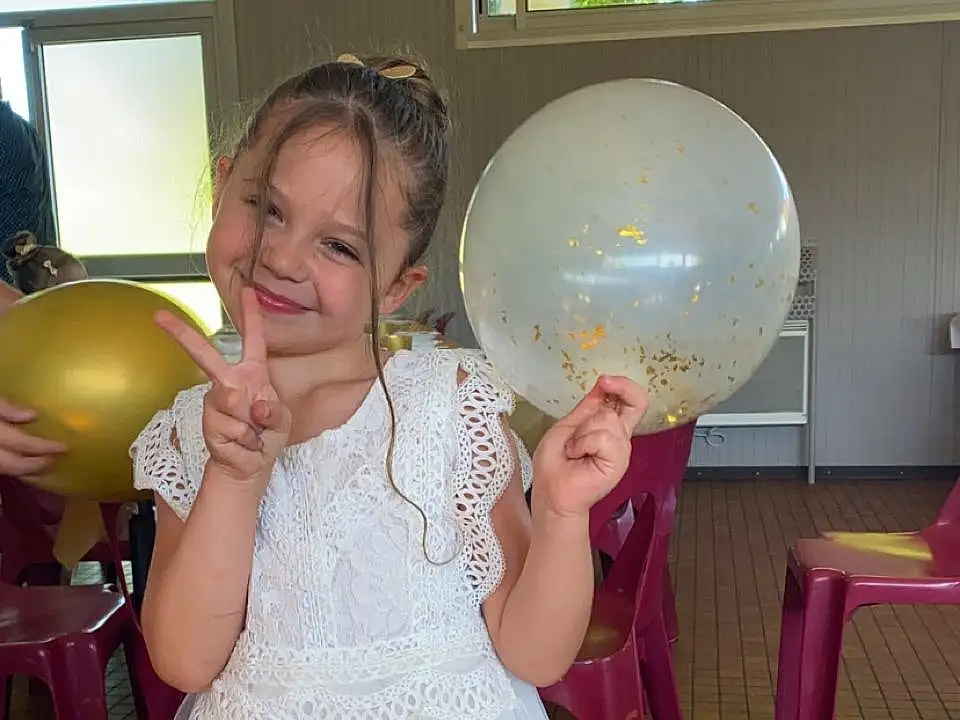 Sourire, Shoulder, Facial Expression, Dress, Happy, Debout, Rose, Finger, Balloon, Wedding Dress, Formal Wear, Event, Bridal Clothing, Gown, Fun, Bridal Accessory, Bambin, Baballe, Enfant, Personne, Joy