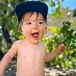 Peau, Chin, Sourire, People In Nature, Happy, Baby & Toddler Clothing, Bambin, Leisure, Baby, Summer, Herbe, Cap, Fun, Trunk, Enfant, Electric Blue, Arbre, Chest, Abdomen, Personne, Headwear