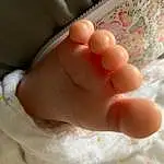 Peau, Jambe, Gesture, Finger, Nail, Rose, Baby, Thumb, Comfort, Barefoot, Bambin, Foot, Toe, Human Leg, Enfant, Peach, Sole, Flesh, Carmine, Baby & Toddler Clothing