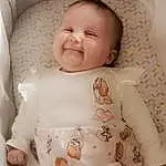 Joue, Peau, Head, Sourire, Yeux, Stomach, Blanc, Mouth, Human Body, Neck, Textile, Sleeve, Baby & Toddler Clothing, Baby, Thigh, Iris, Rose, Comfort, Finger, Bambin, Personne