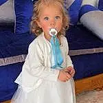 Yeux, Bleu, Dress, Iris, Couch, Happy, Bambin, Formal Wear, Enfant, Event, Fashion Accessory, Assis, Sandal, Room, Fun, Sofa Bed, Poil, Baby, Personne