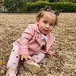Plante, Yeux, People In Nature, Arbre, Herbe, Baby & Toddler Clothing, Baby, Bambin, Bois, Sneakers, Happy, Sourire, Road Surface, Assis, Soil, Enfant, Fun, Landscape, Personne