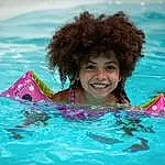 Hair, Sourire, Eau, Head, Coiffure, Azure, Happy, Leisure, People In Nature, Fun, Aqua, Swimwear, Summer, Swimming Pool, Recreation, Magenta, Personal Protective Equipment, Bambin, Voyages, Bathing, Personne, Joy
