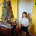 Christmas Tree, Christmas Ornament, Debout, Plante, Bois, Holiday Ornament, Christmas Decoration, Fun, Ornament, Evergreen, Door, Event, NoÃ«l, Arbre, Living Room, Holiday, Room, Boot, Christmas Eve, Bambin, Personne, Joy