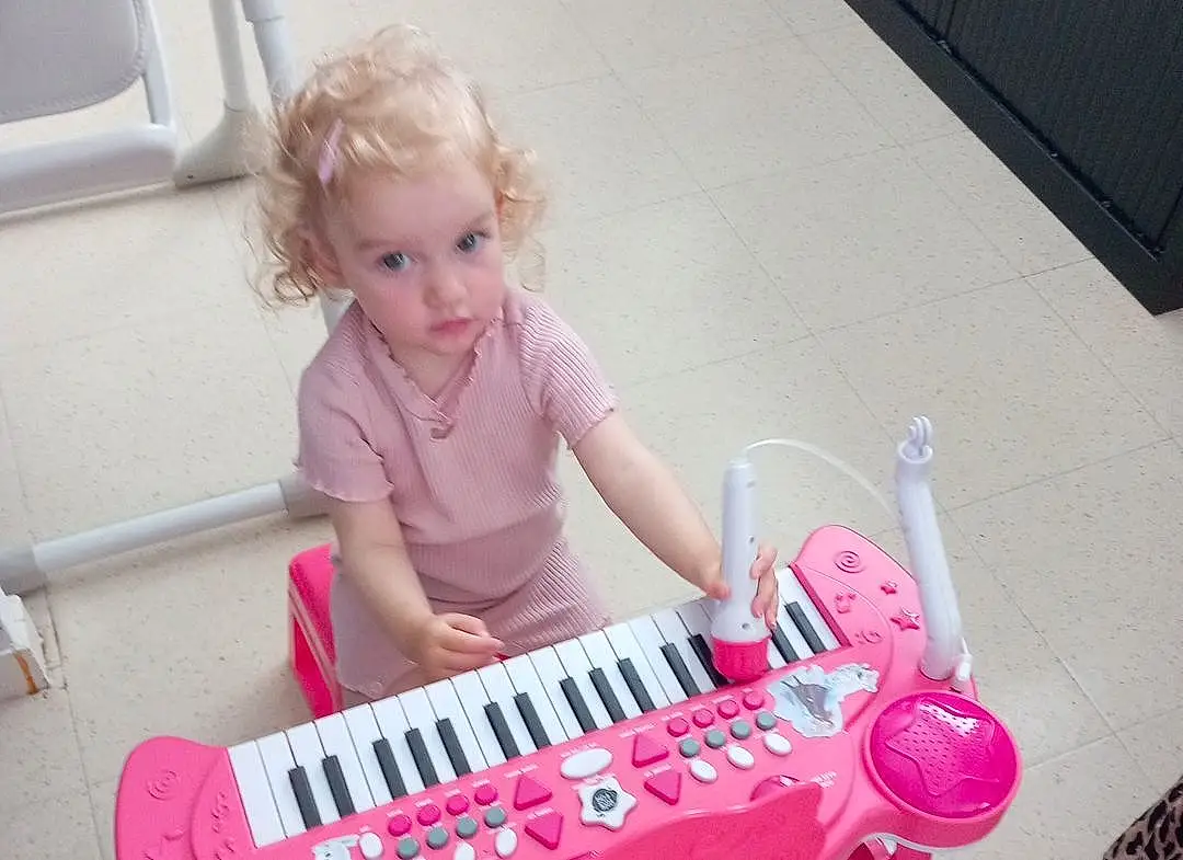 Musical Instrument, Keyboard, Piano, Musical Keyboard, Musician, Rose, Electronic Musical Instrument, Musical Instrument Accessory, Music, Electronic Instrument, Electric Piano, T-shirt, Office Equipment, Magenta, Digital Piano, Electronic Device, Bambin, Keyboard Player, Peripheral, Enfant, Personne