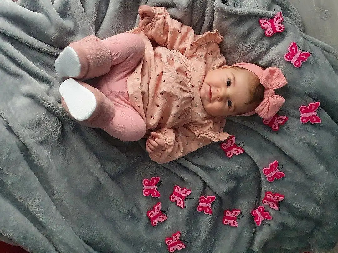 Peau, Lip, Hand, VÃªtements dâ€™extÃ©rieur, Bras, Yeux, Mouth, Comfort, Dress, Sleeve, Gesture, Baby, Rose, Finger, Nail, Bambin, Baby & Toddler Clothing, Thumb, Linens, Doll, Personne