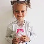 Hair, Enfant, Bambin, Coiffure, Rose, Sleeve, Textile, Brown Hair, Photography, Hair Accessory, Fashion Accessory, Happy, Play, Personne, Joy