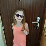 Eyewear, Rose, Sunglasses, Peau, Lunettes, Cool, Blond, Room, Door Handle, Vision Care, Photography, Vacation, Personne, Joy