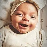 Nez, Joue, Sourire, Peau, Head, Lip, Chin, Yeux, Eyebrow, Mouth, Facial Expression, Jaw, Tooth, Sleeve, Plante, Happy, Baby, Gesture, Baby Laughing, Rose, Personne