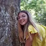 Sourire, Lunettes, People In Nature, Plante, Bois, Flash Photography, Eyewear, Happy, Arbre, Vision Care, Faon, Woody Plant, Trunk, Herbe, Long Hair, Leisure, Sunglasses, Forêt, Brown Hair, Woodland, Personne, Joy