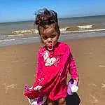 Hair, Eau, Ciel, Sourire, Plage, People On Beach, Gesture, People In Nature, Happy, Rose, Voyages, Fun, Bambin, Baby & Toddler Clothing, Leisure, Holiday, Magenta, Wind Wave, Sand, Horizon, Personne