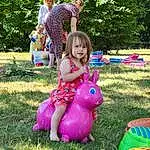Plante, Jouets, Arbre, Herbe, Happy, Rose, Leisure, Fun, Summer, Recreation, Pelouse, Bambin, People In Nature, Event, Magenta, Games, Garden, Enfant, Spring, Play, Personne