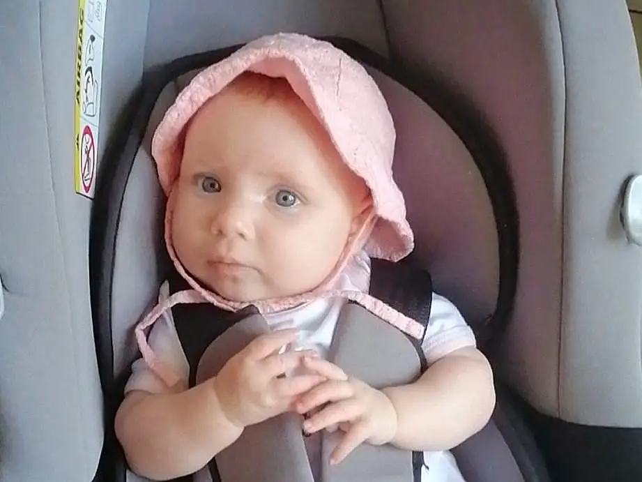 Visage, Comfort, Jambe, Baby Carriage, Seat Belt, Baby, Car Seat, Baby In Car Seat, Bambin, Thigh, Auto Part, Head Restraint, Baby Products, Thumb, Enfant, Baby & Toddler Clothing, Automotive Design, Car Seat Cover, Baby Safety, Personne, Headwear